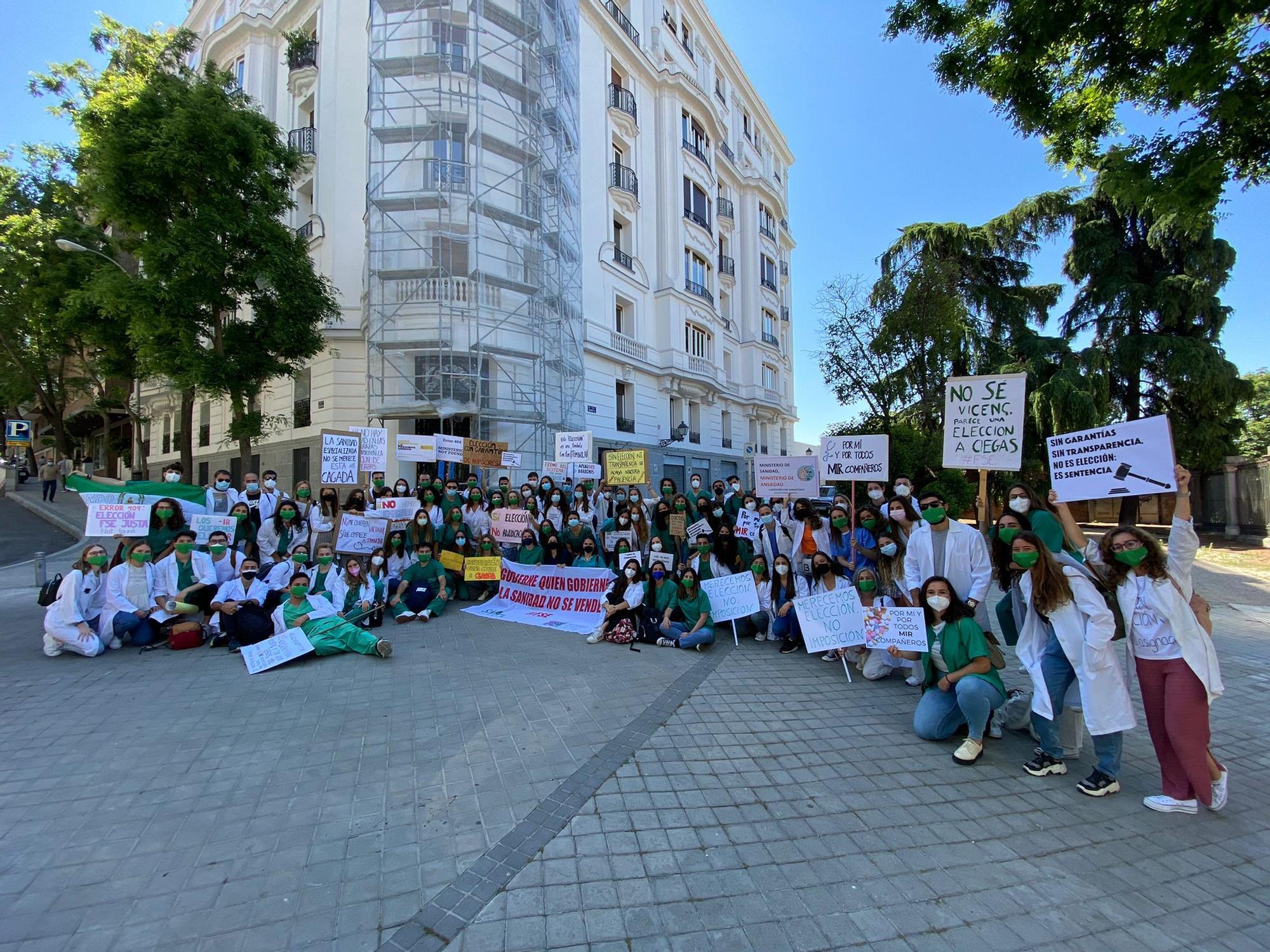 Médicos malagueños MIR protestan en Madrid por el cambio de criterio de Sanidad