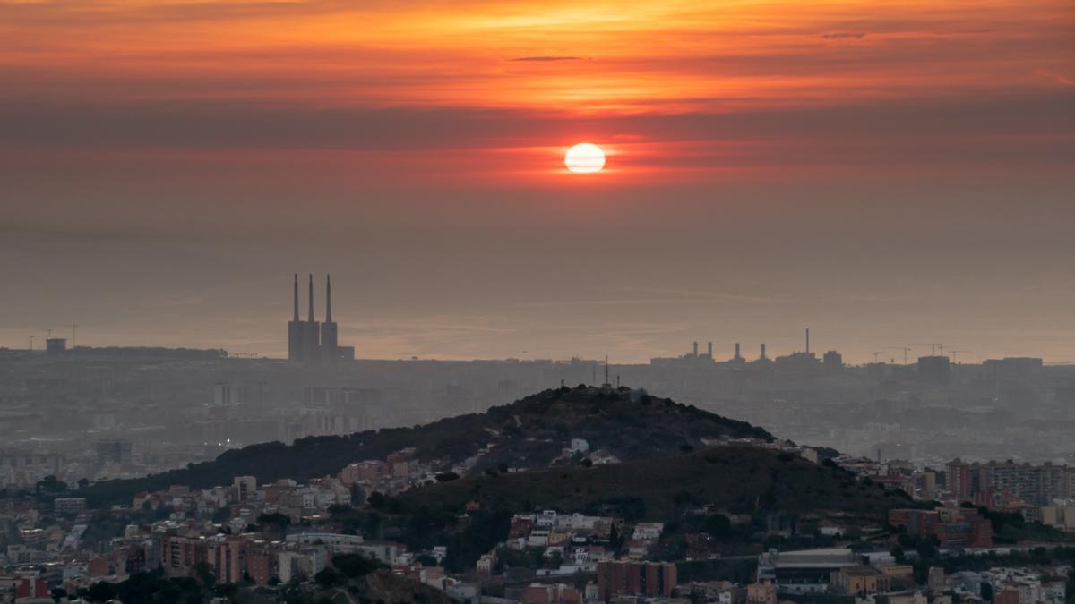 Temps a Barcelona, avui dimecres, 21 de juny de 2023: l’estiu s’estrena amb un dia enteranyinat i sufocant