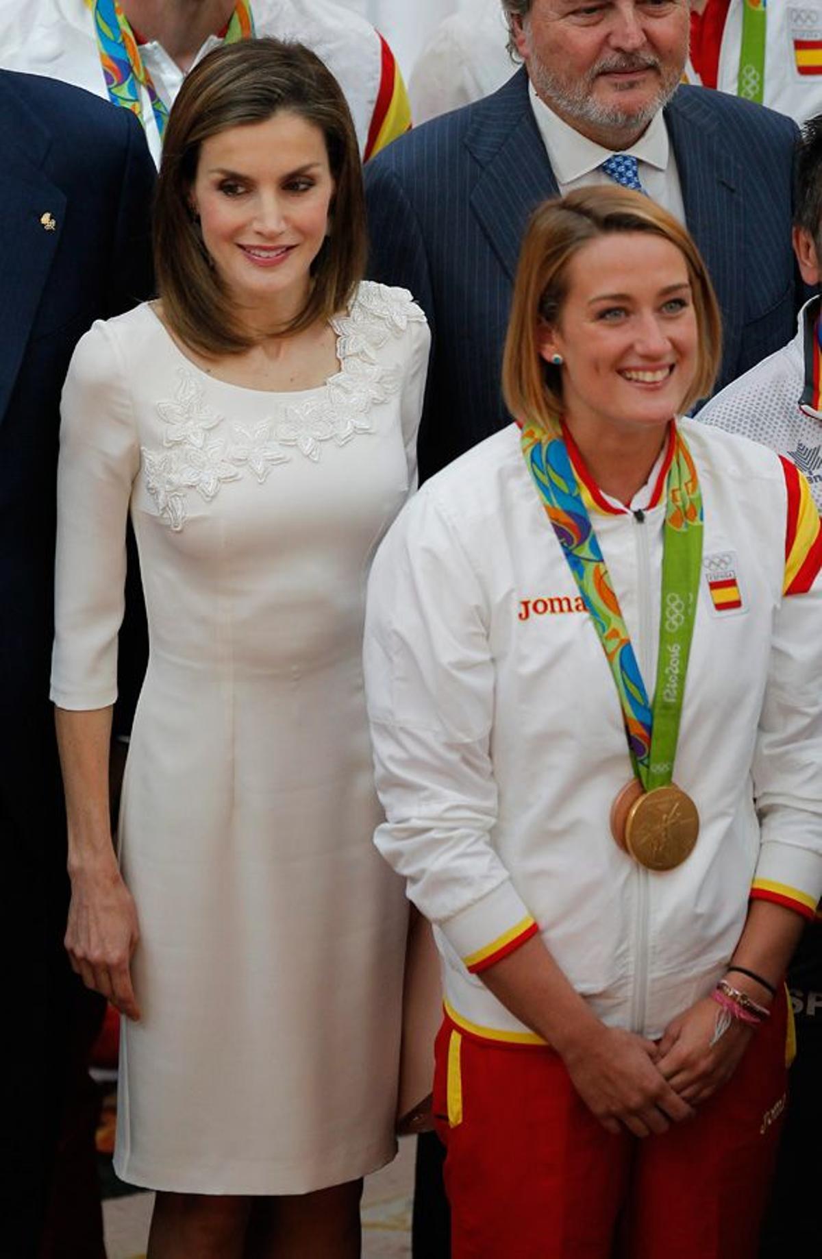 Letizia Ortiz con vestido blanco con flores de Felipe Varela junto a Mireia Belmonte