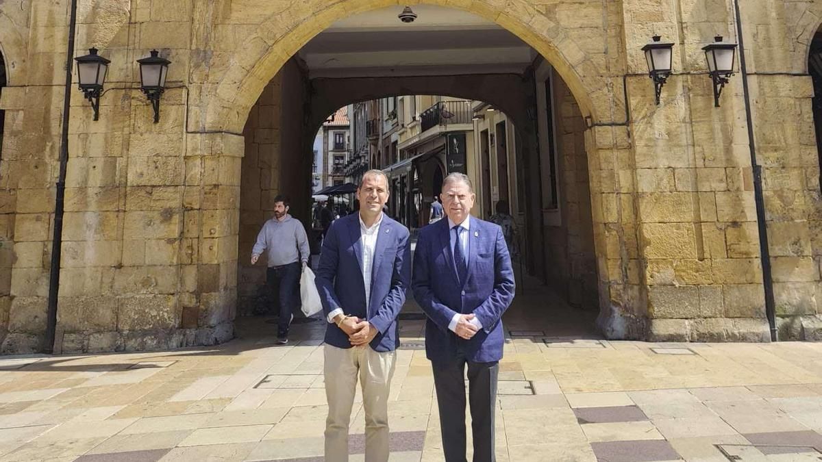 Los alcaldes de Cangas y Oviedo en la capital ovetense.