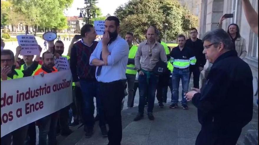 Los trabajadores de Ence irrumpen en la Diputación de Pontevedra