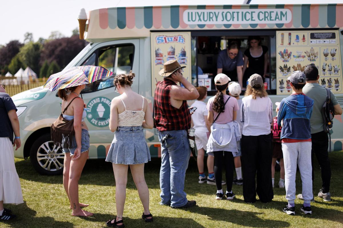Cola frente a un puesto de helados en un festival medieval en el castillo de Leeds, durante la actual ola de calor en el Reino Unido,