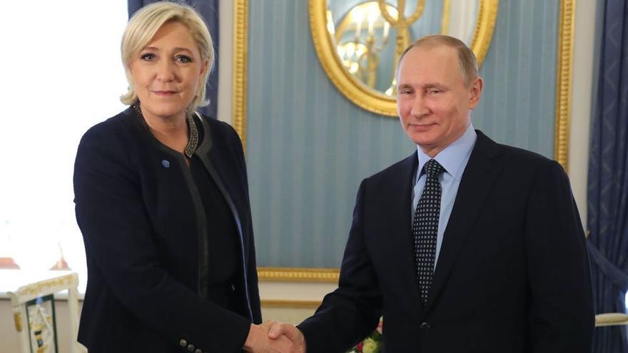 Le Pen llega al duelo con Macron sin coste electoral por su cercanía a Putin a pesar de la guerra