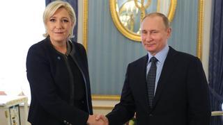 Le Pen llega al duelo con Macron sin coste electoral por su cercanía a Putin a pesar de la guerra