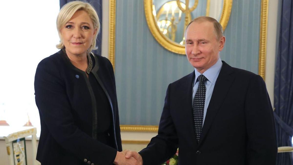 El presidente ruso Vladímir Putin se reúne con la líder de ultraderecha francesa Marine Le Pen, del Frente Nacional.