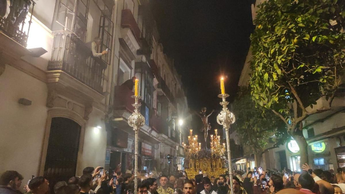 El cortejo del Cachorro avanza a buen ritmo hacia el interior de la Catedral. La Esperanza de Triana acaba de entrar en la Catedral.