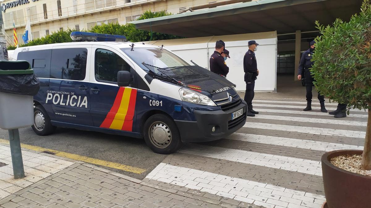 Agentes de la Policía Nacional, a las puertas del hospital de campaña