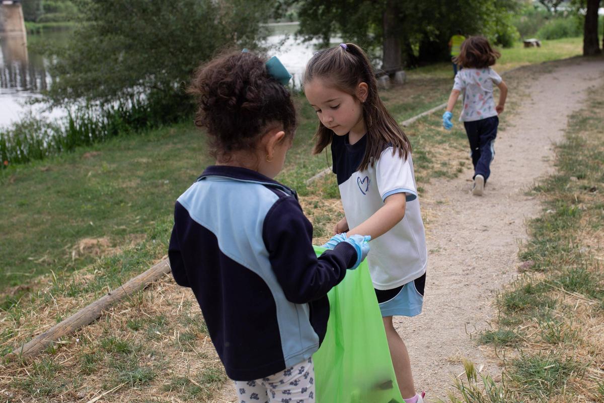 Aquona y el colegio Santísima Trinidad limpian la ribera del Duero.