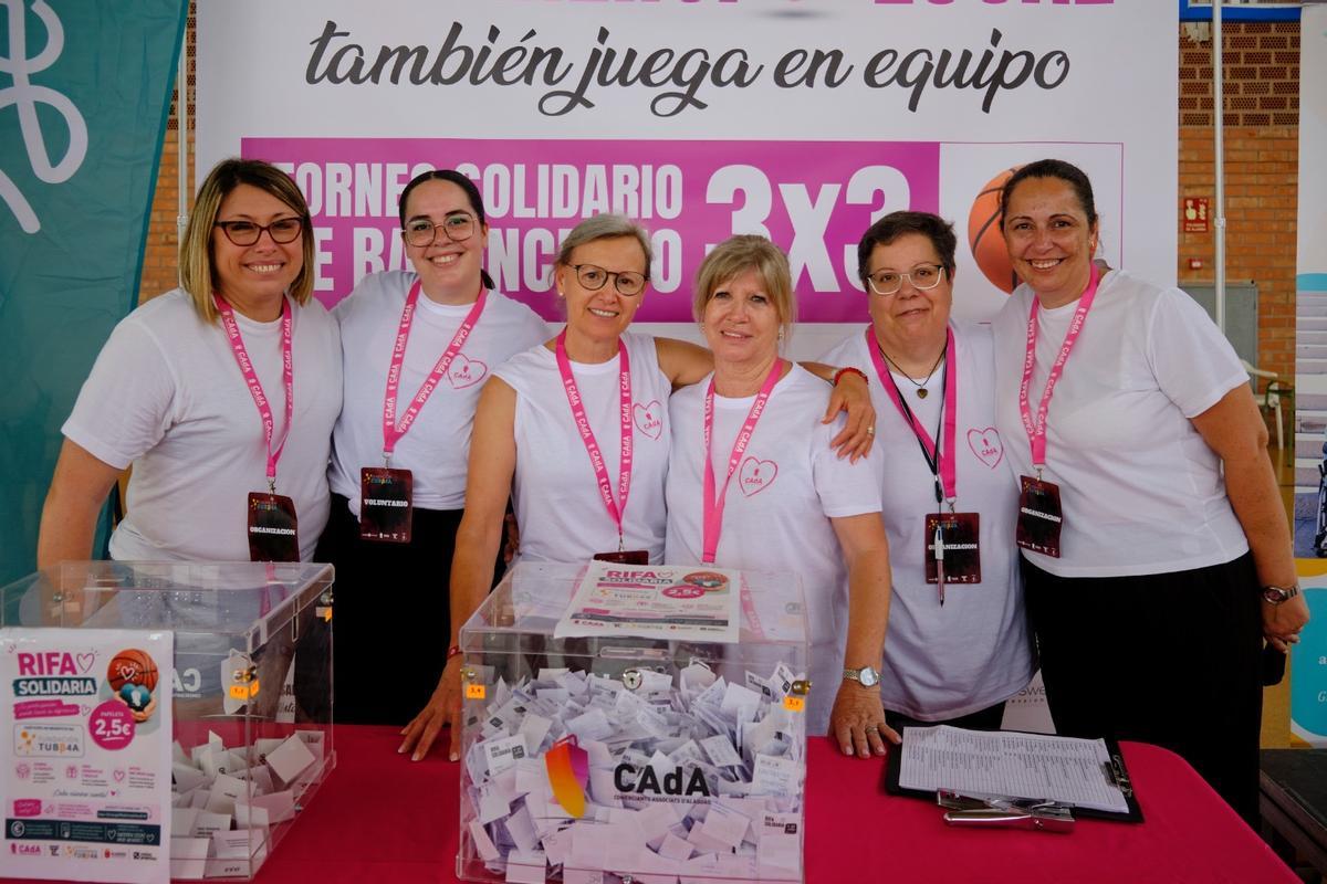 Miembros de CAdA en la urna con los boletos de la rifa solidaria.