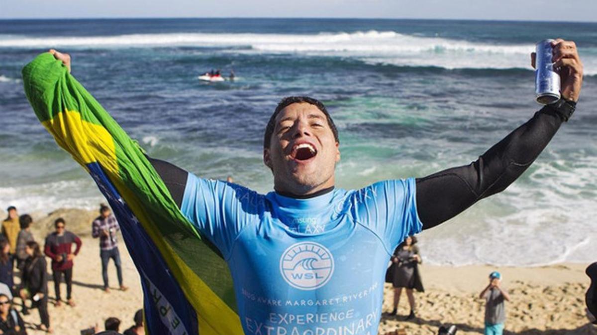Adriano De Souza celebra su victoria en el Drug Aware Margaret River Pro de la liga mundial de surf en Margaret River