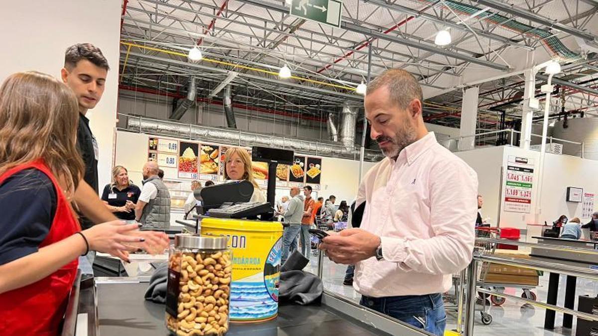 Ángel García, pagando en la línea de cajas de Costco en Zaragoza en una visita a dichas instalaciones