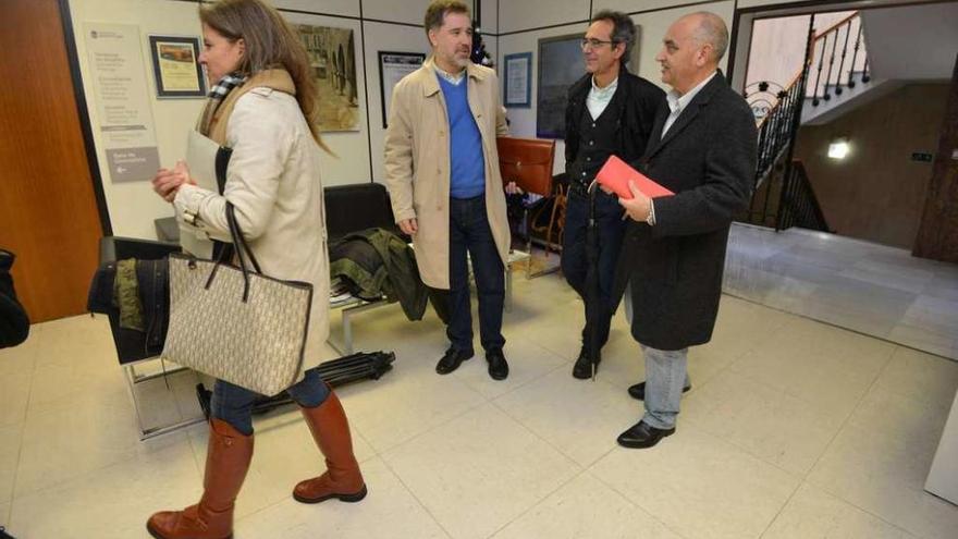 María Rey (C´s), Moreira (PP), Luís Rei (Mares) y Fernández (PSOE), antes de la reunión del lunes. // G. S.