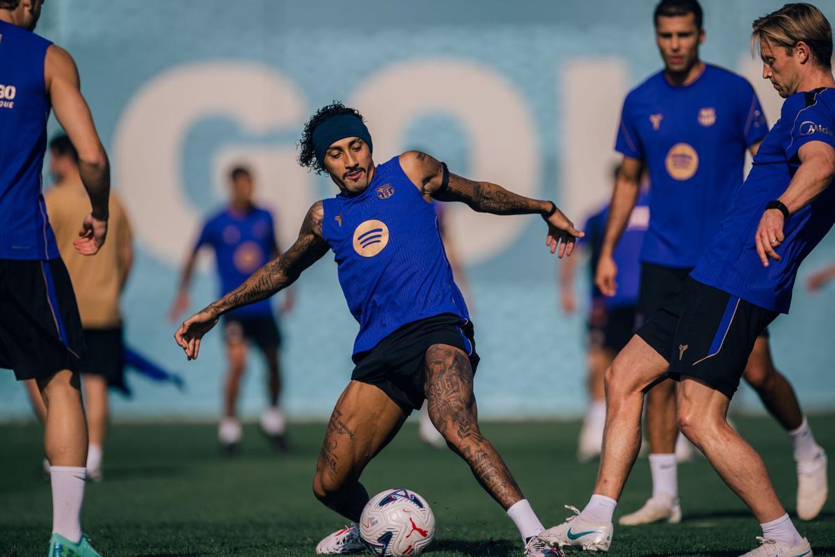 15/10/2026 Raphinha y Frenkie de Jong en el entrenamiento del FC Barcelona del jueves 15 de octubre de 2026. El brasileño se ejercita a las órdenes de Hansi Flick, que podría recuperarle para jugar contra el Real Betis en La Cartuja DEPORTES MARC GRAUPERA/FCB