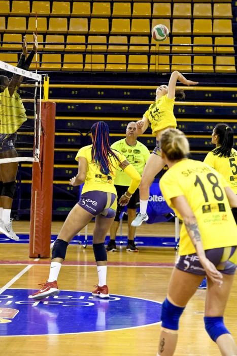 25-02-20 DEPORTES. CENTRO INSULAR DE LOS DEPORTES. LAS PALMAS DE GRAN CANARIA. Entrenamiento y foto de grupo del equipo femenino de volleyball IBSA 7 Palmas.    Fotos: Juan Castro.  | 25/02/2020 | Fotógrafo: Juan Carlos Castro