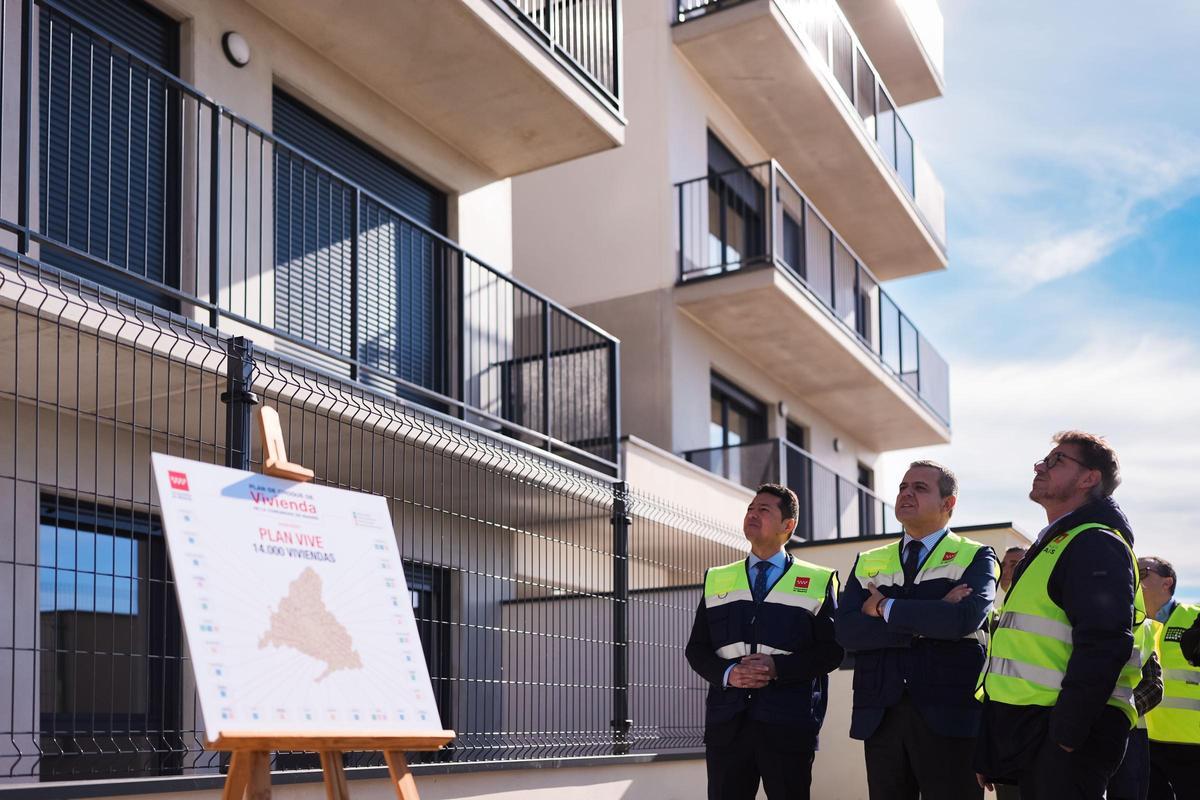 El consejero de Vivienda, Transportes e Infraestructuras de la Comunidad de Madrid, Jorge Rodrigo (centro), en una visita esta semana a una promoción del Plan Vive.