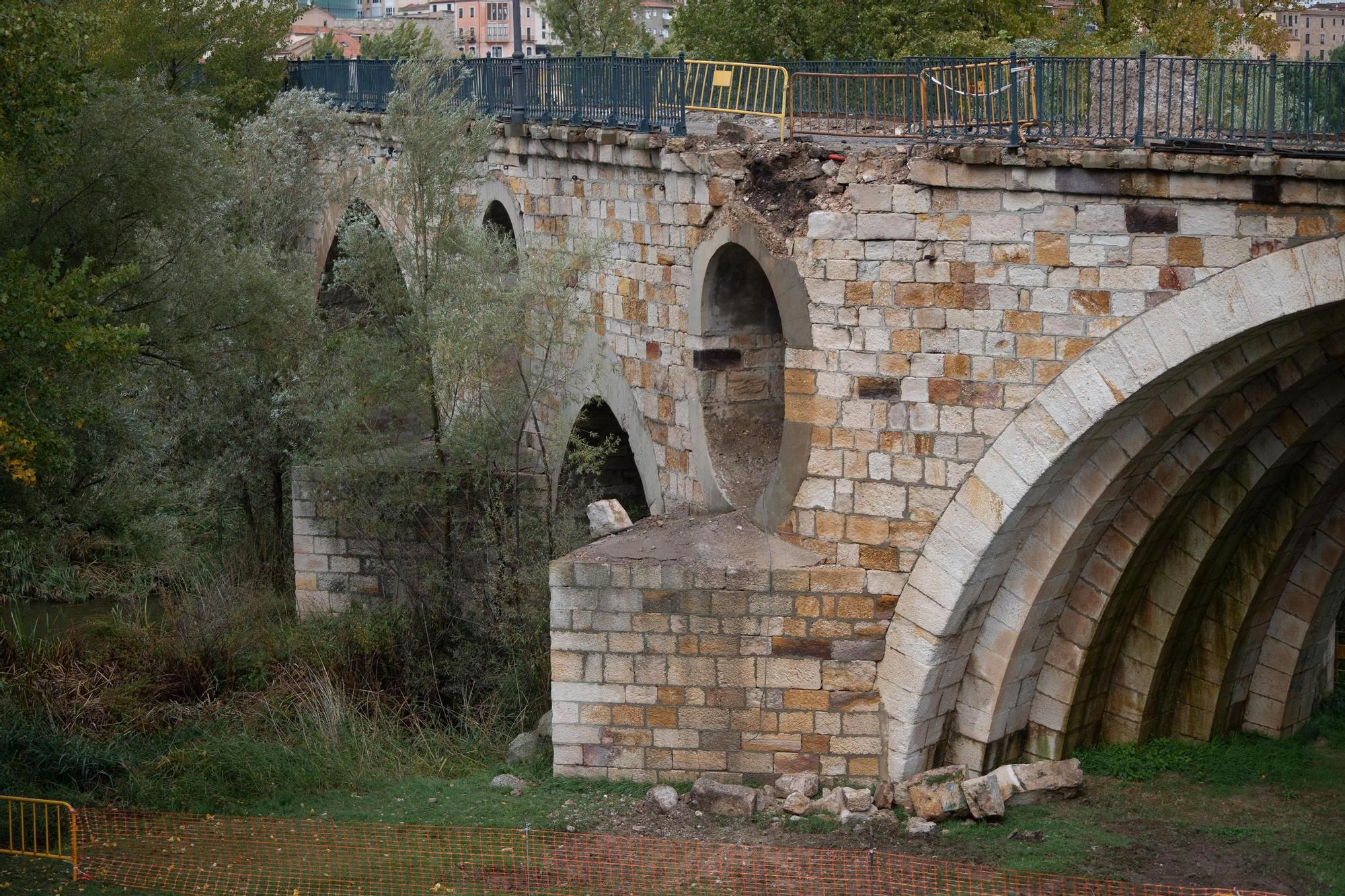 GALERÍA | Varios sillares del Puente de Piedra se desprenden al retirar parte de la barandilla