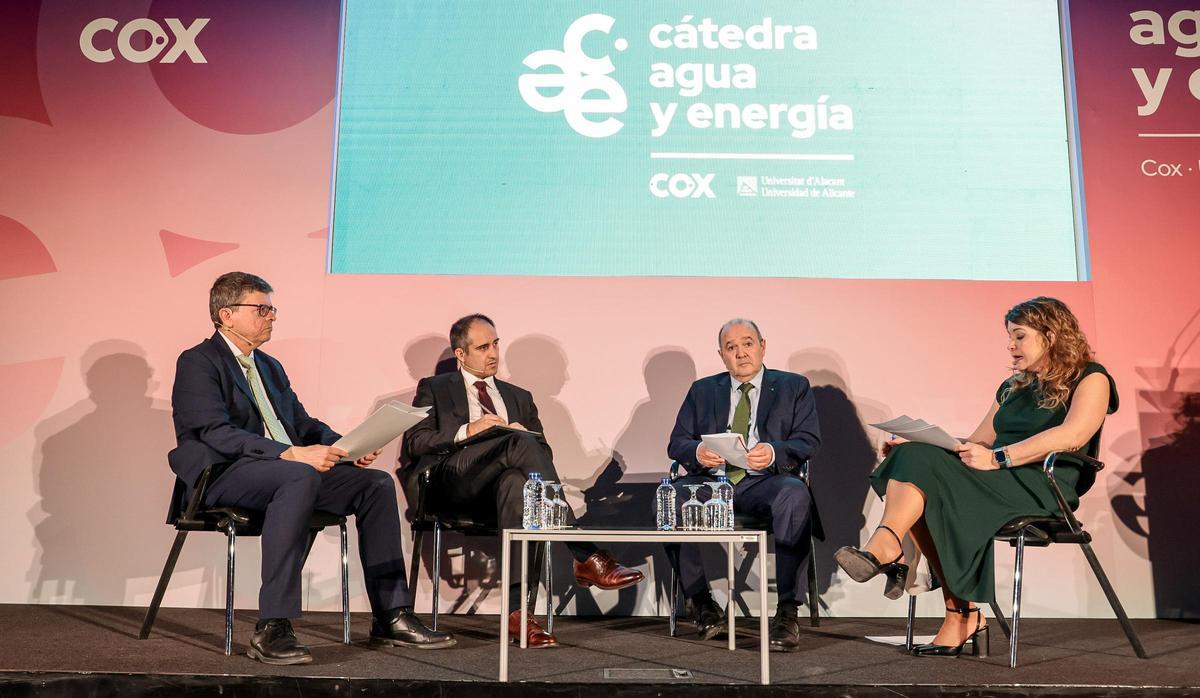 Andrés Molina, Fabián Pérez, Joaquín Melgarelo y Lourdes María Pérez durante la jornada.