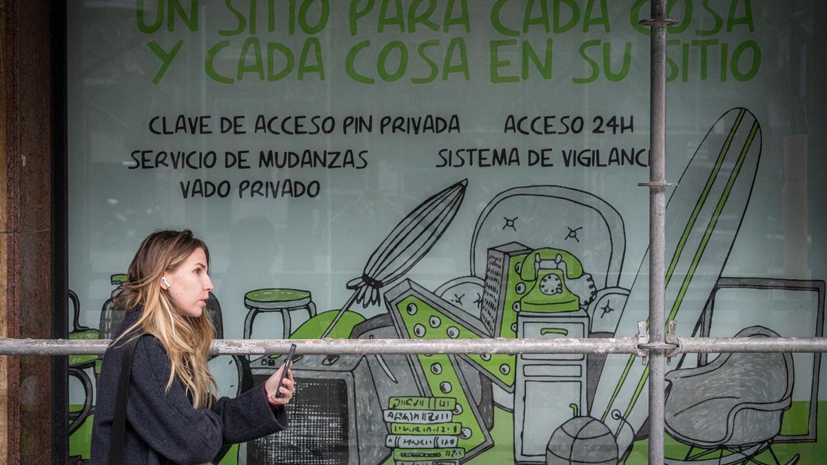 Imagen de la fachada de un centro de alquiler de trasteros en el centro de Barcelona.