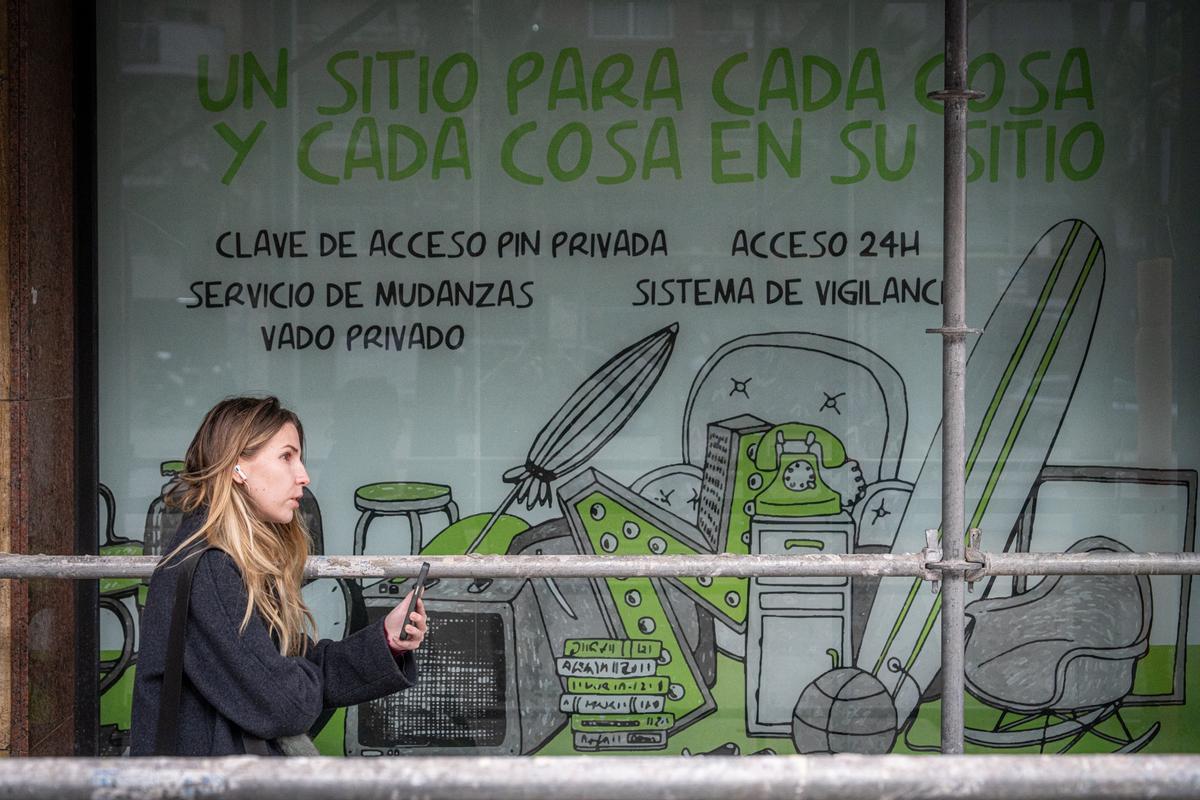 Imagen de la fachada de un centro de alquiler de trasteros en el centro de Barcelona.