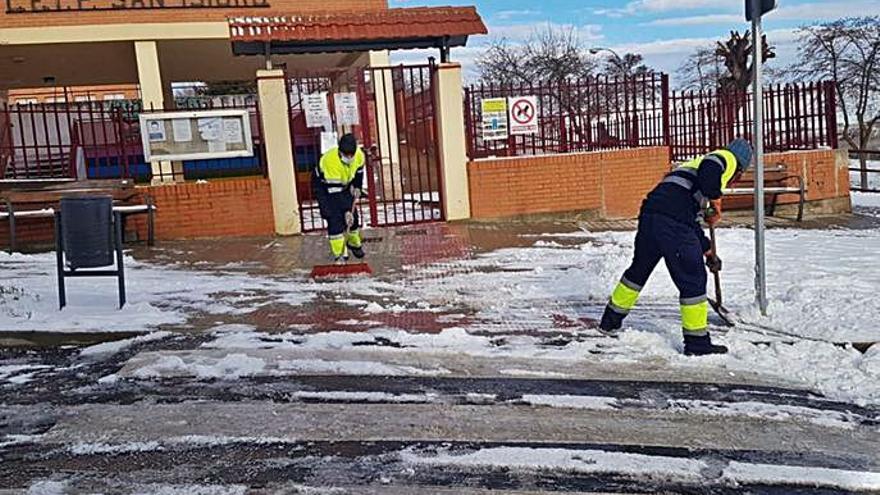 Limpiando el acceso al colegio San Isidro. | E. P.