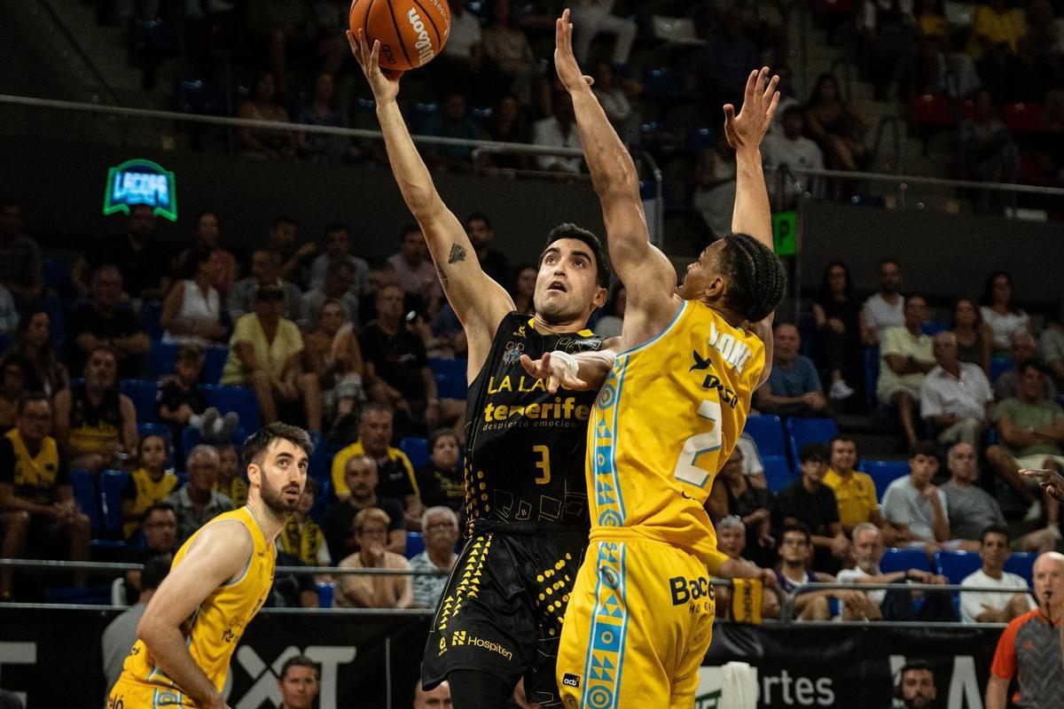 Jaime Fernández trata de anotar ante la defensa de Wong en el amistoso de pretemporada.