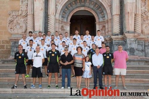 Ofrenda de flores del AD Caravaca en la Basílica de la Vera Cruz