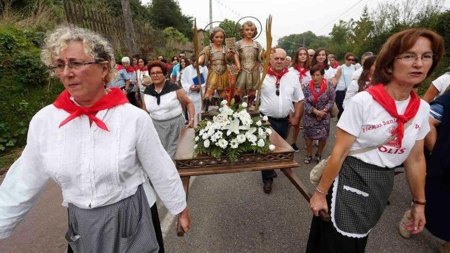 Dos mujeres portan a los Santos Justo y Pastor, ayer, en Solís.