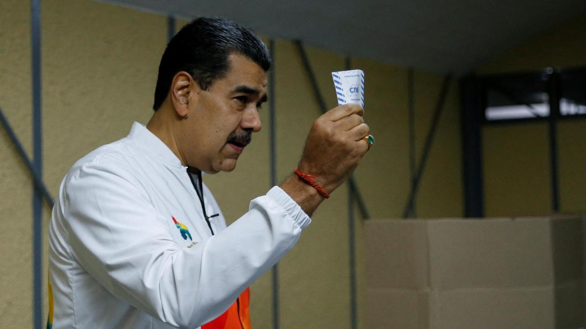 Nicolás Maduro vota en el referéndum por Esequibo