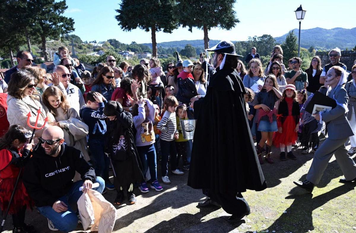 Más de un centenar de personas se acercaron al cementerio de San Amaro. | Rafa Vázquez