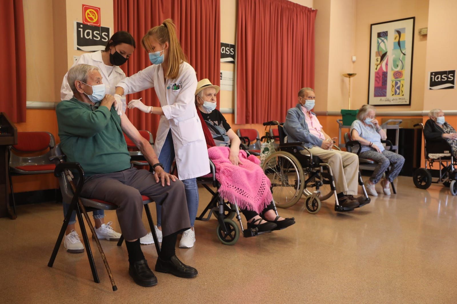 FOTOGALERÍA | Los mayores de la residencia Romareda reciben la tercera dosis de la vacuna