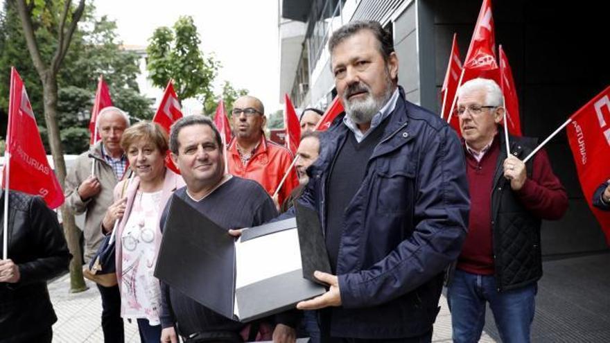 La federación de pensionistas de CCOO entrega 6.000 firmas en la sede de la Seguridad Social