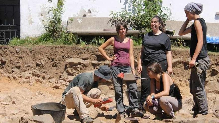 El grupo de arqueólogos, ayer, en Linares.