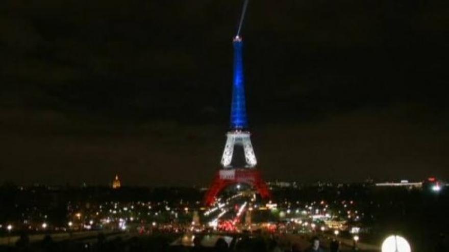 La Torre Eiffel vuelve a brillar con los colores de la bandera francesa