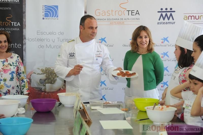 El chef Ángel León imparte en Murcia un taller de cocina para niños con autismo