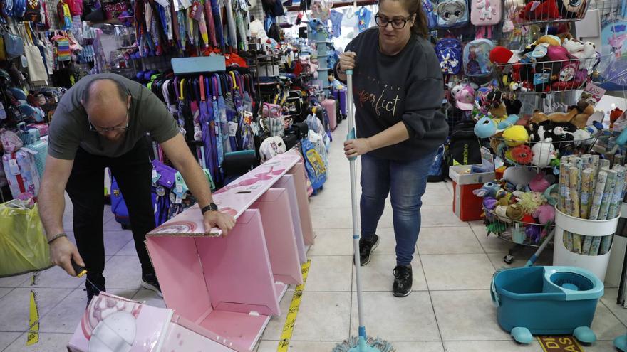 El día después de las inundaciones en Avilés: comerciantes achicando agua, garajes empantanados e indignación entre los afectados &quot;porque siempre pasa lo mismo&quot;