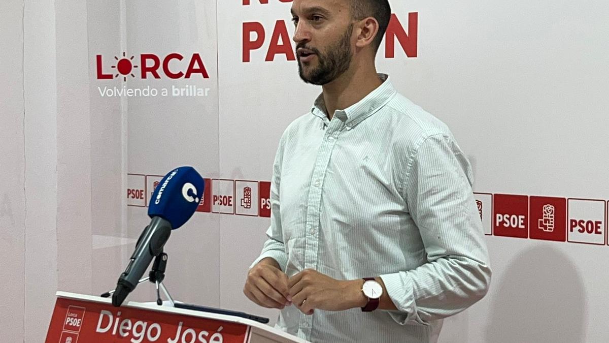 El edil de Sanidad, José Ángel Ponce, durante la rueda de prensa en la sede de los socialistas en Plaza Real.