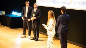 El líder de Lideremos, Tomàs Güell y el alcalde de Barcelona, Jaume Collboni sonríen ante los presentadores Helena Condis y Marco Chiazza en CosmoCaixa.