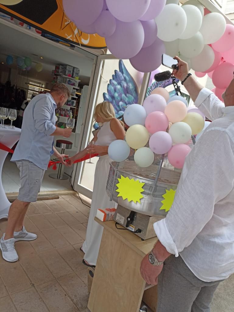 So feierte der "Goodbye Deutschland"-Auswanderer mit den Hüpfburgen die Eröffnung seines Showrooms auf Mallorca
