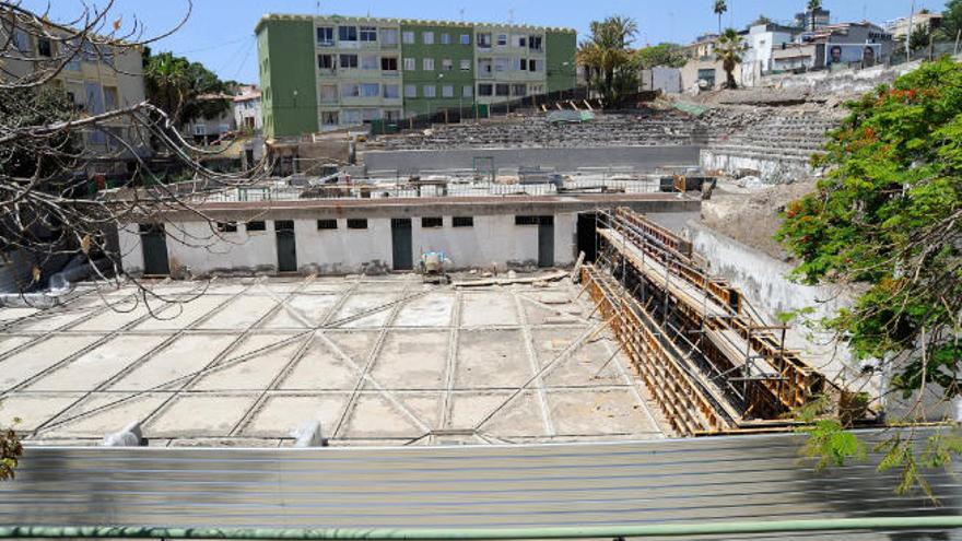 Detalle de la marcha de los trabajos de remodelación de la cancha de hockey de Somosierra.