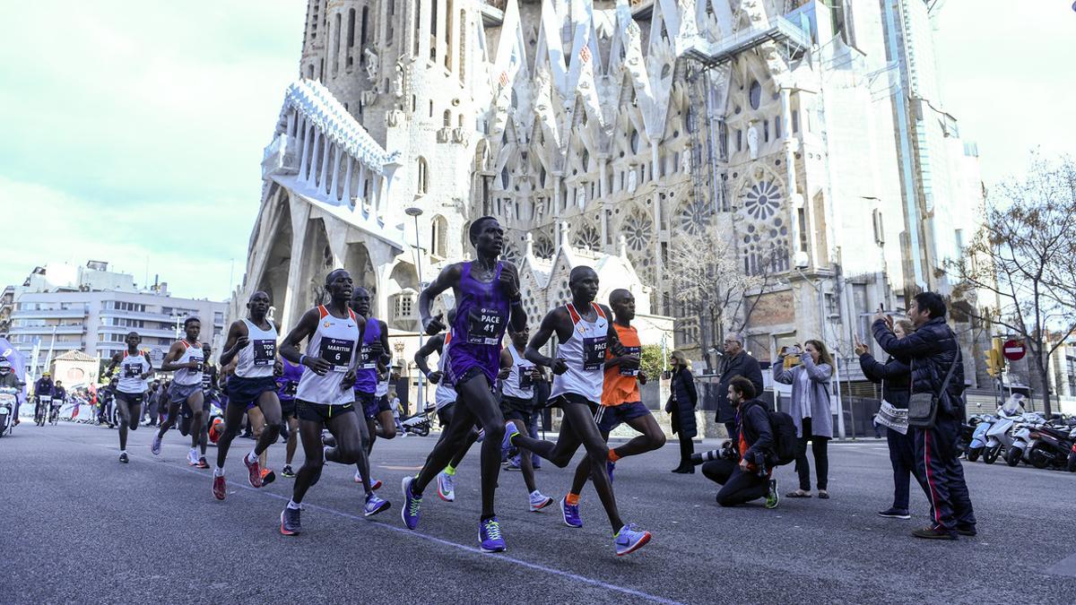 Los primeros maratonianos, a su paso por la Sagrada Família.