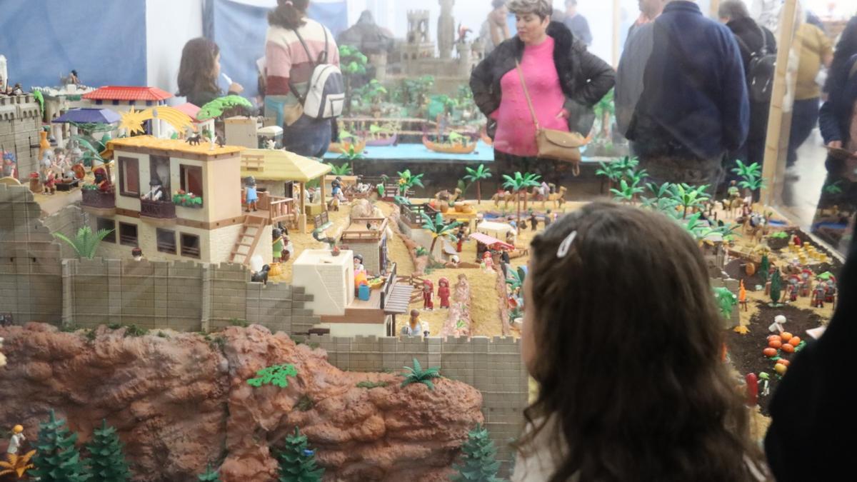 Una niña mira uno de los dioramas en Torrent.