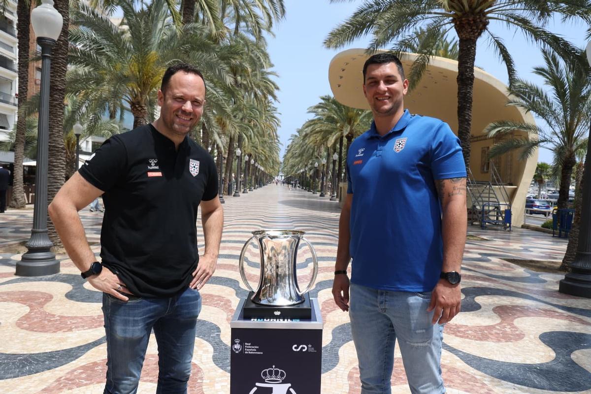 Roi Sánchez, entrenador el Horneo, y su jugador, Darco Dimitrievski, posan con la Copa en La Explanada.
