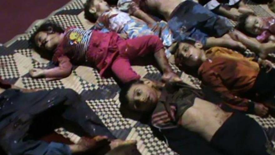 Cuerpos de niños muertos en la masacre del viernes en Al Haula.