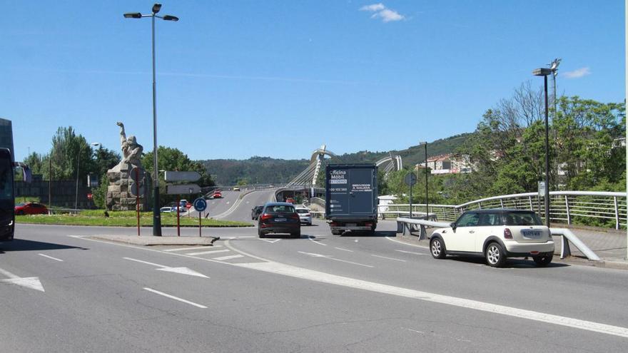 Brote de violencia tras una discusión de tráfico en Ourense: golpea a otro conductor en una rotonda y le fractura la luna del coche
