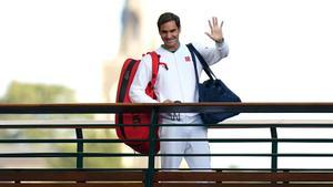 Archivo - Roger Federer saluda a los aficionados durante Wimbledon 2021