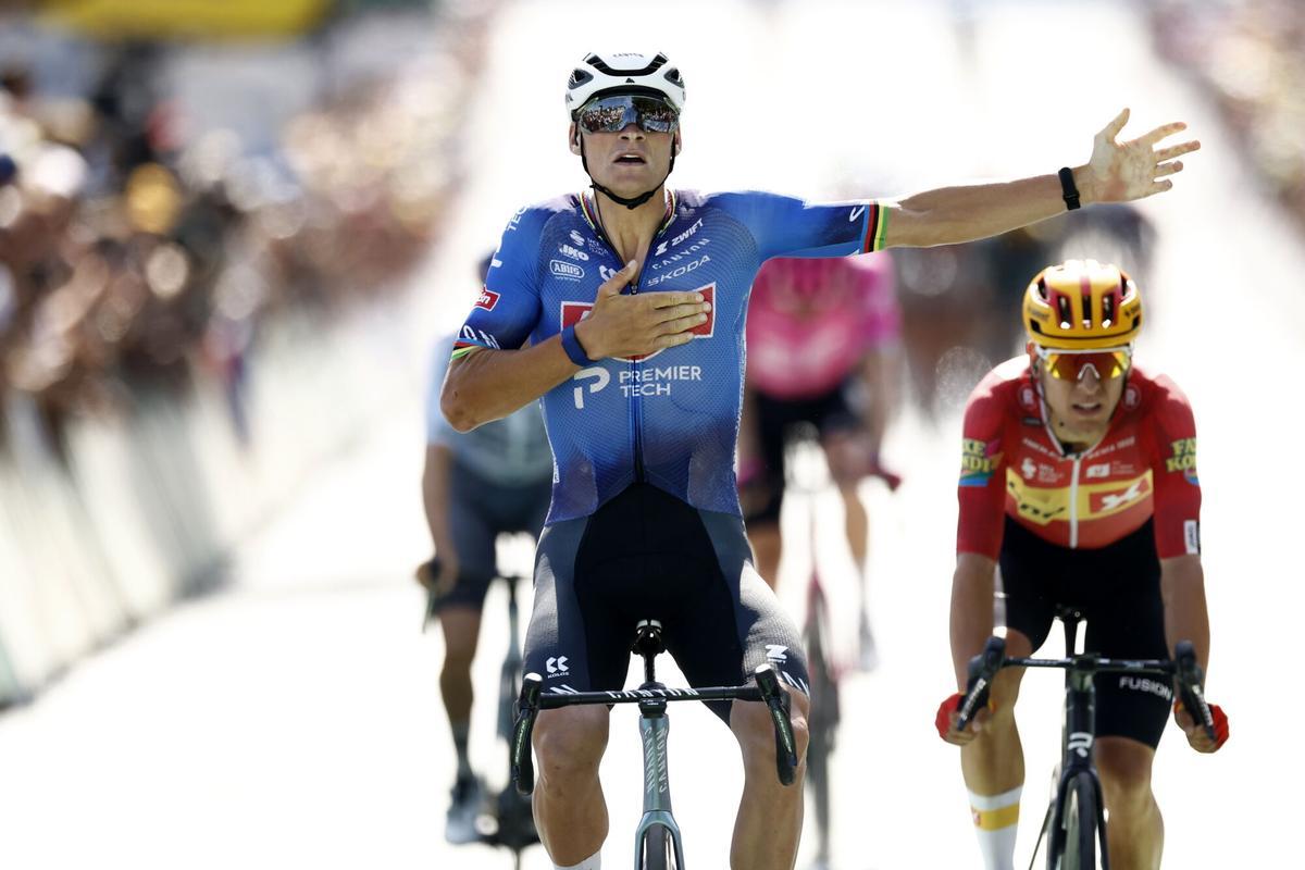 Mathieu van der Poel llegando a la meta en la novena etapa del Tour de Francia, un recorrido de 154,6 km.