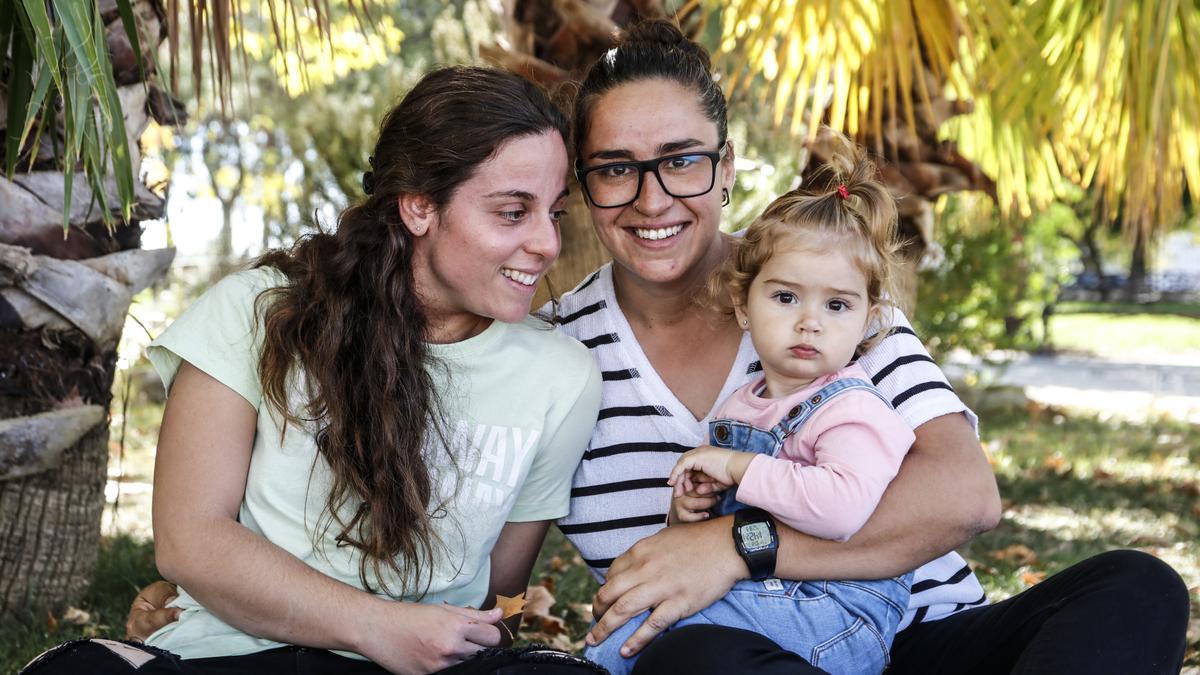 Soraya Moreno y Natalia Borrella con su hija Julieta.