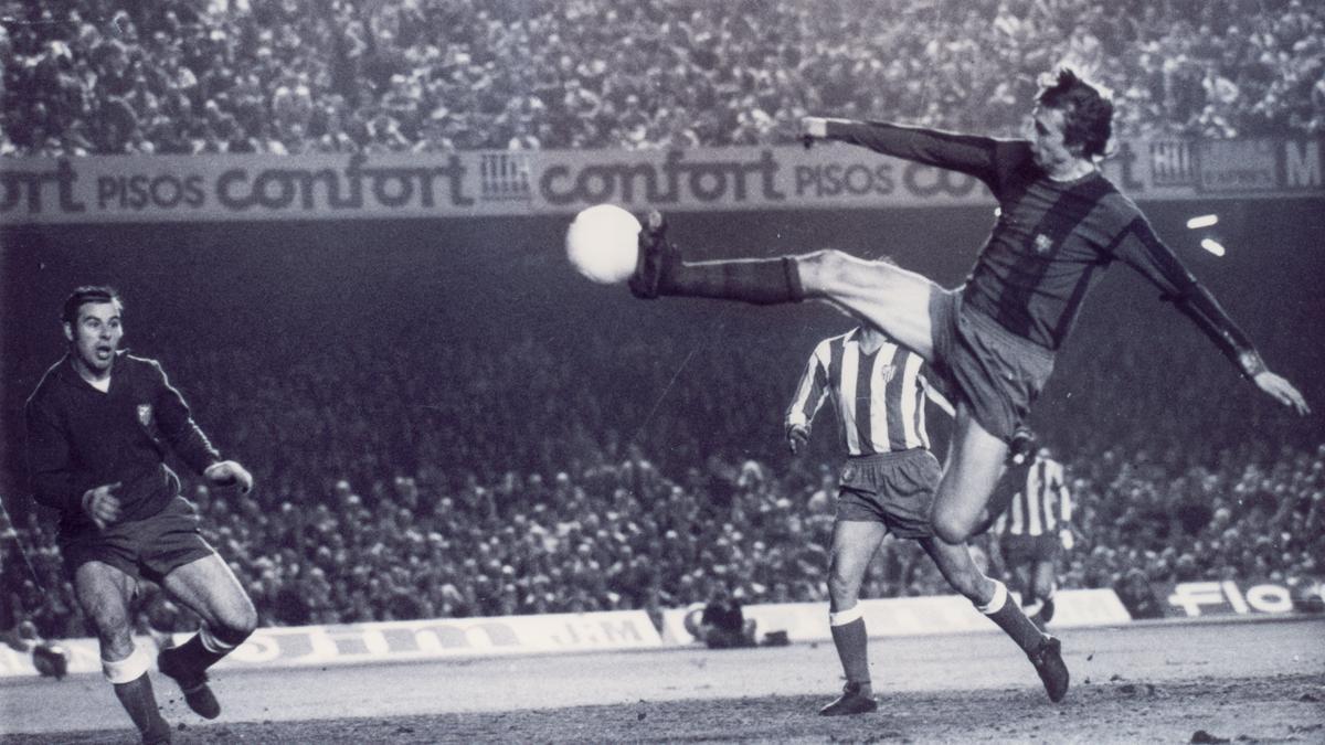 El momento estelar. Johan, ya en pleno vuelo, conectó el centro de Charly Rexach para anotar un gol de bandera. Miguel Reina, el portero, ex del Barça, siempre mantuvo que el “Flaco” quería centrar