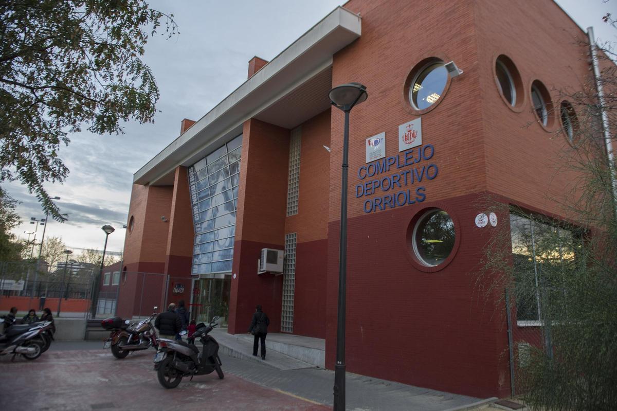 Fachada del complejo deportivo cuando estaba en funcionamiento