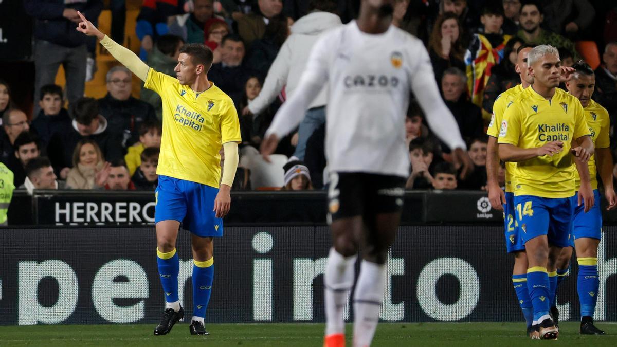 Rubén Alcaraz, jugador del Cádiz, marcó su primer gol de la temporada 2022/23 contra el Valencia